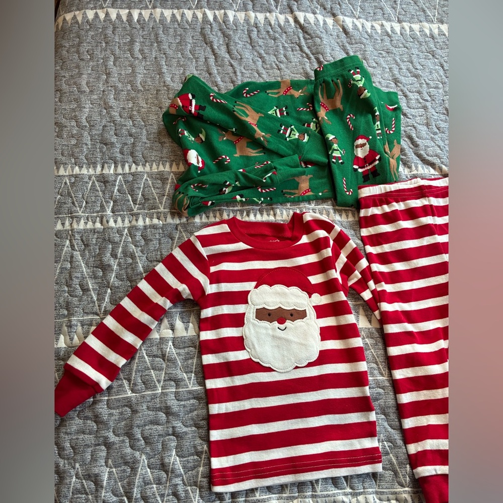 Carter's Christmas Santa Pajama Sets size 18 months
NWT 2 PAIRS!